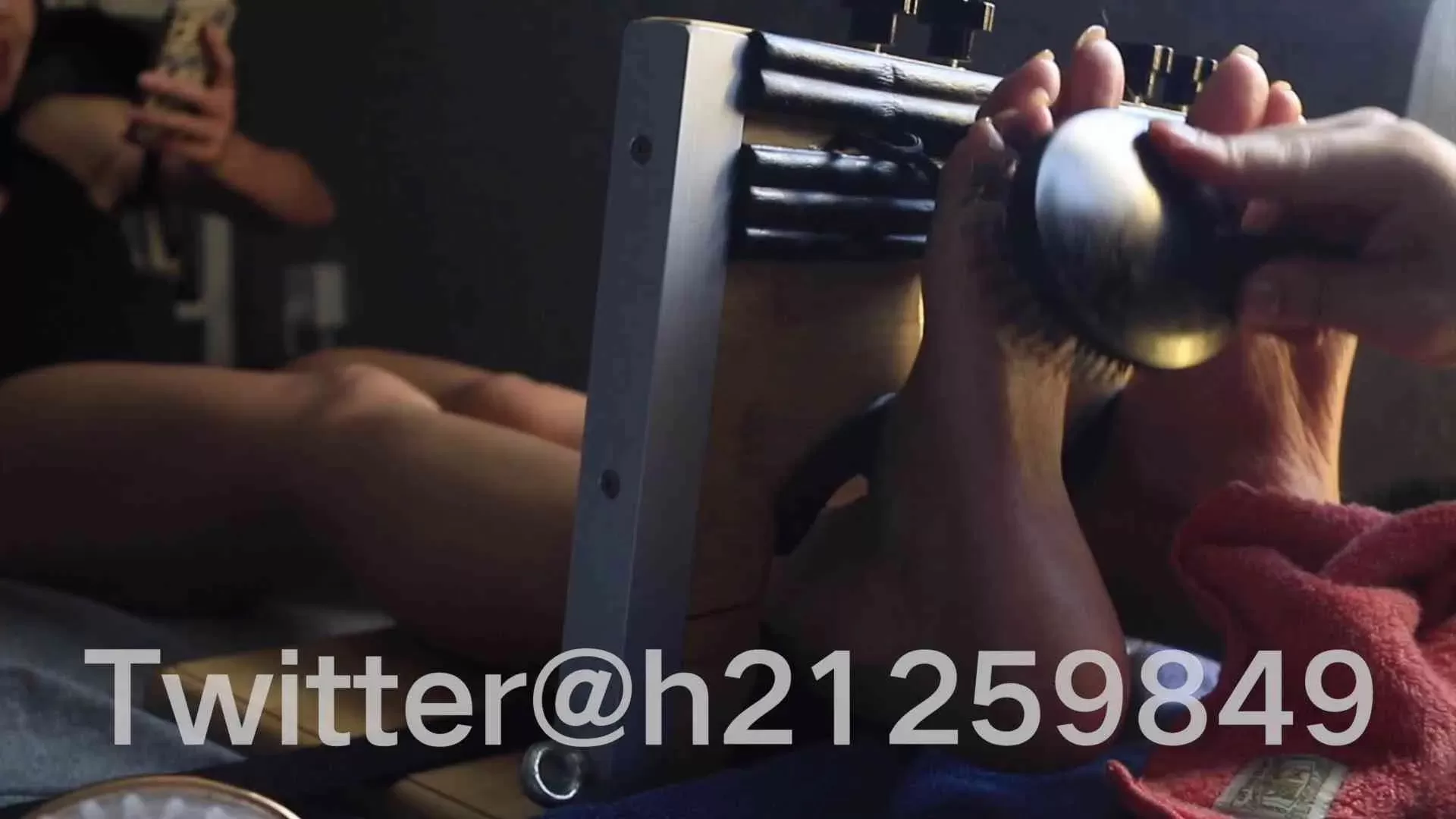 超怕痒的JOEY女神初次足枷和全身tk 3.webp