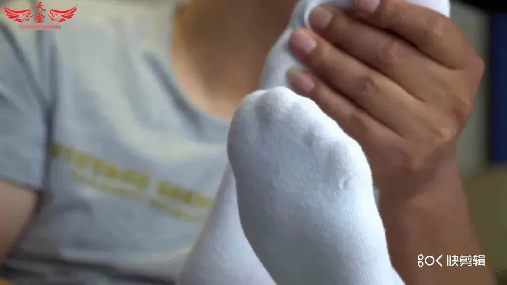 【天堂影视】大美女依依定住身体TK玩弄白袜玉足底 2.webp