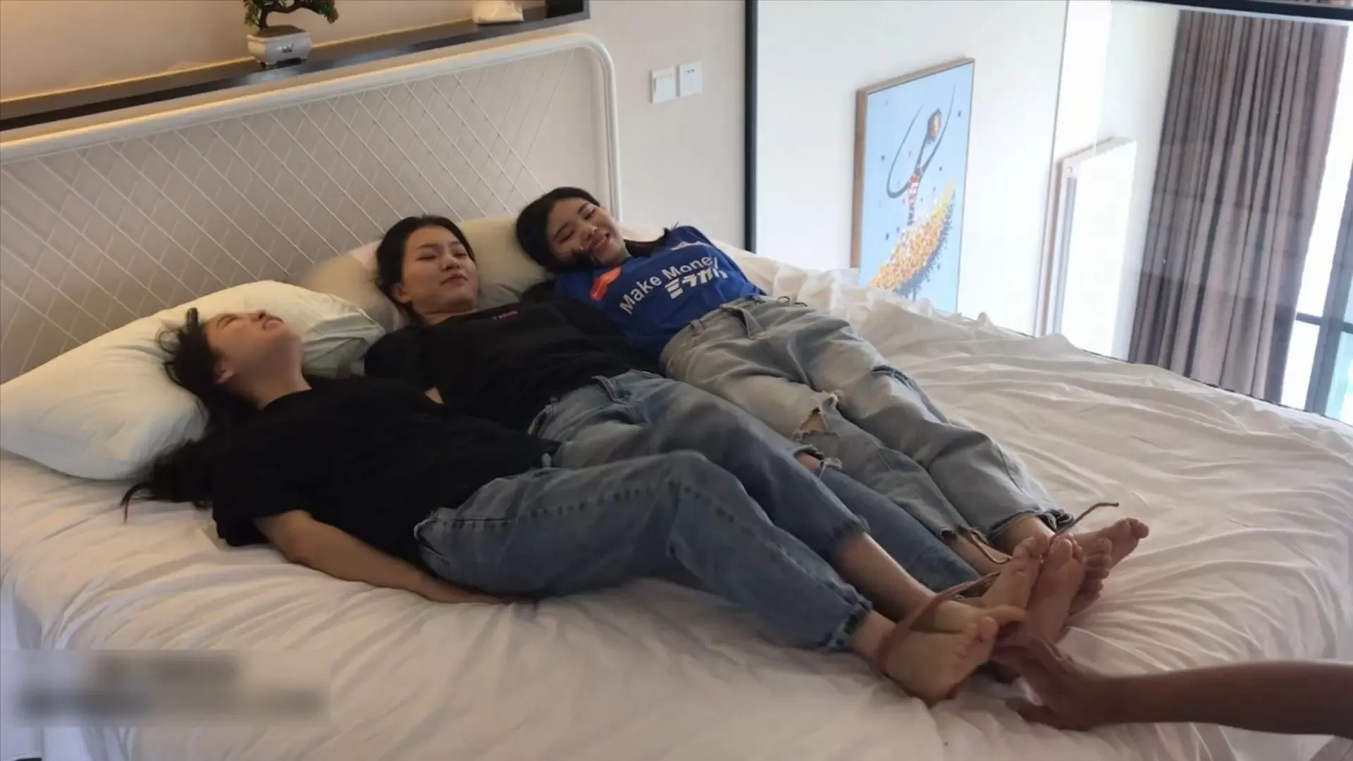 【PP原创】黑手TK三个清纯靓妹的嫩足脚心 1.webp