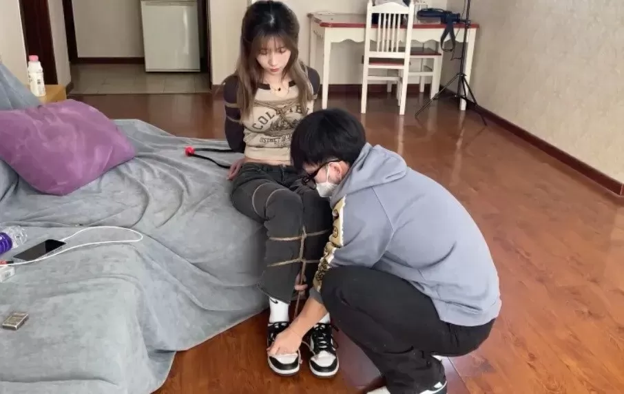 【贝特原创】最新-清纯少女琪琪白丝白袜裸足被牙刷tk 5.webp