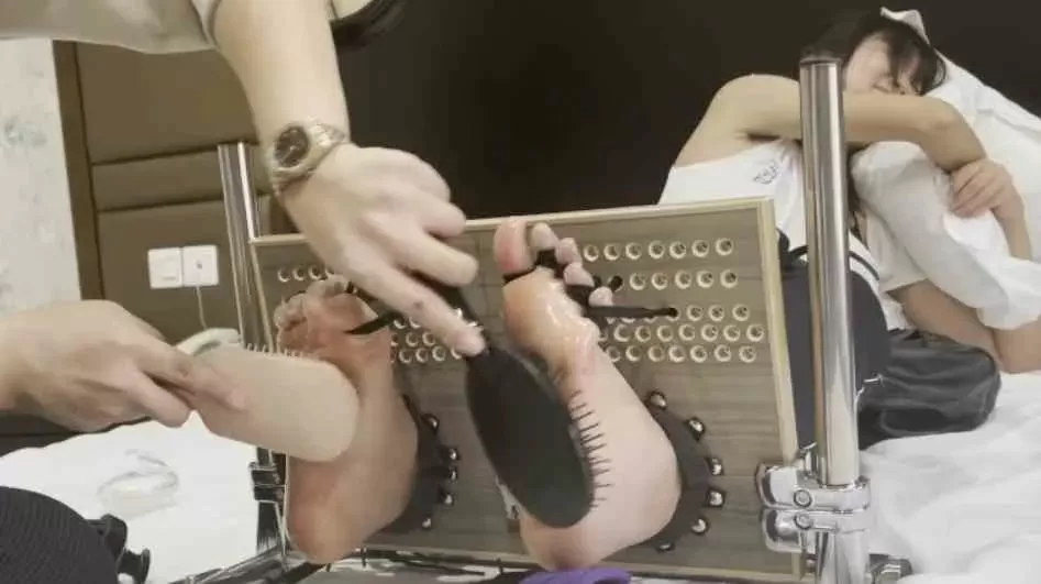 CUT小美女被疯狂TK红嫩脚心 (5).webp