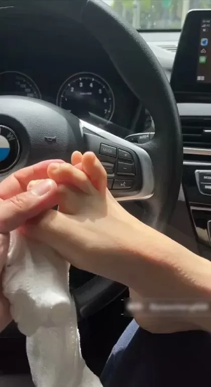 大神车上品玩女生娇嫩美足-套路她脱下鞋子tk她娇嫩的脚丫 (3).webp