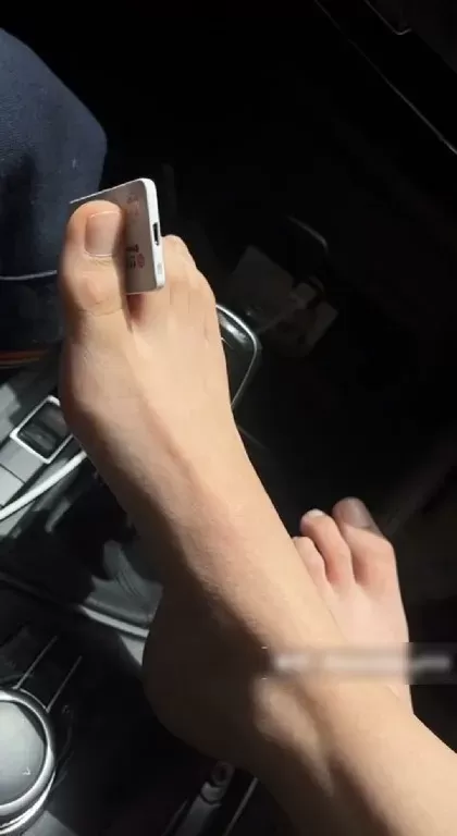 大神车上品玩女生娇嫩美足-套路她脱下鞋子tk她娇嫩的脚丫 (6).webp