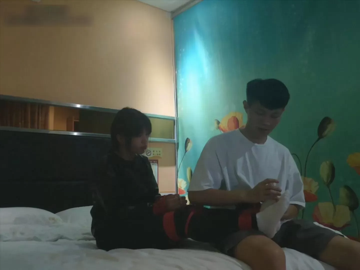 南方软妹的旅馆不眠之夜，脱鞋晾脚后被捆缚在床上挠痒 (4).webp