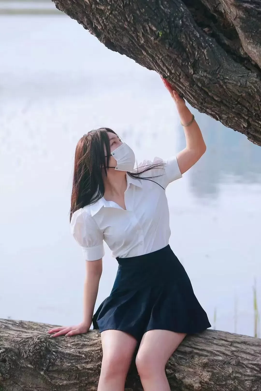 真实-合租房里足枷挠漂亮女友怕痒的玉足 (1).webp