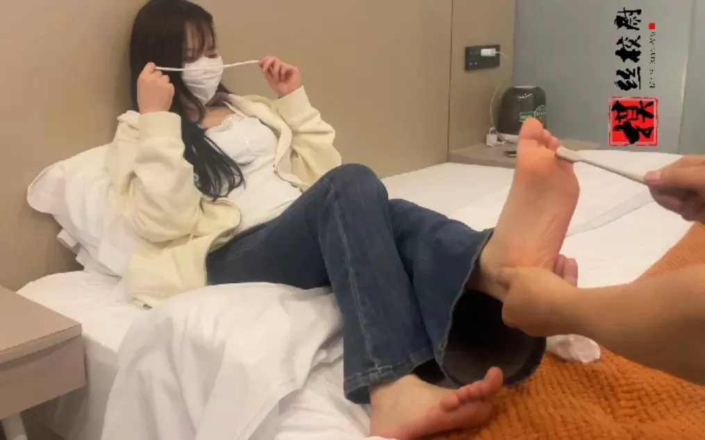 00后素人小可爱第一次体验TK挠痒！ (2).webp