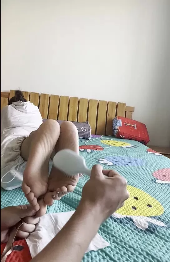 175身高-农大学姐被挠脚心 (5).webp