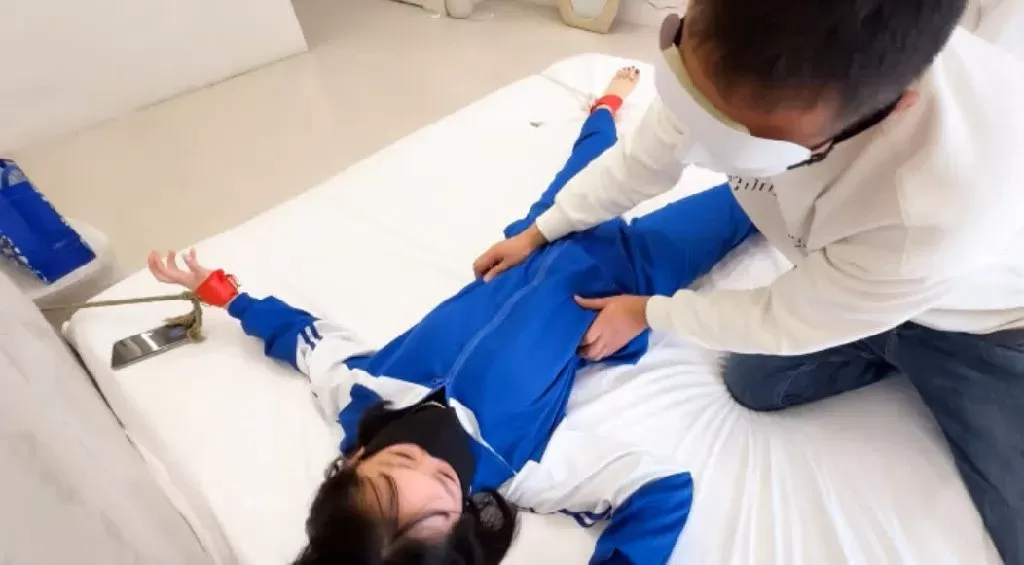 大字捆绑美术生挠她白嫩小脚，痒的浑身骚动 (5).webp