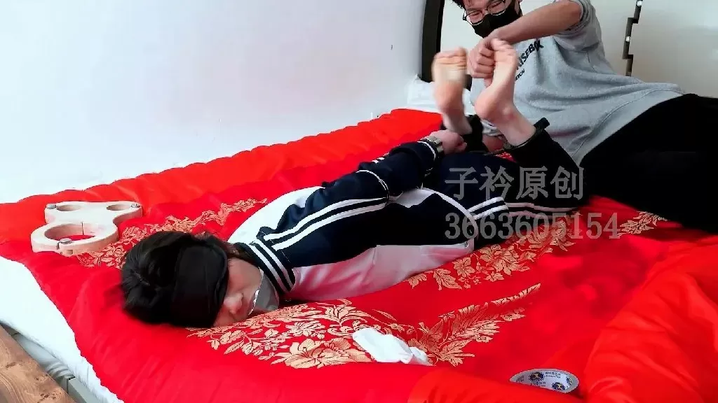 依依 游戏挑战 含水TK挠痒 背乘法口诀TK挠痒 吊手解镣铐 脚底猜字 (4).webp