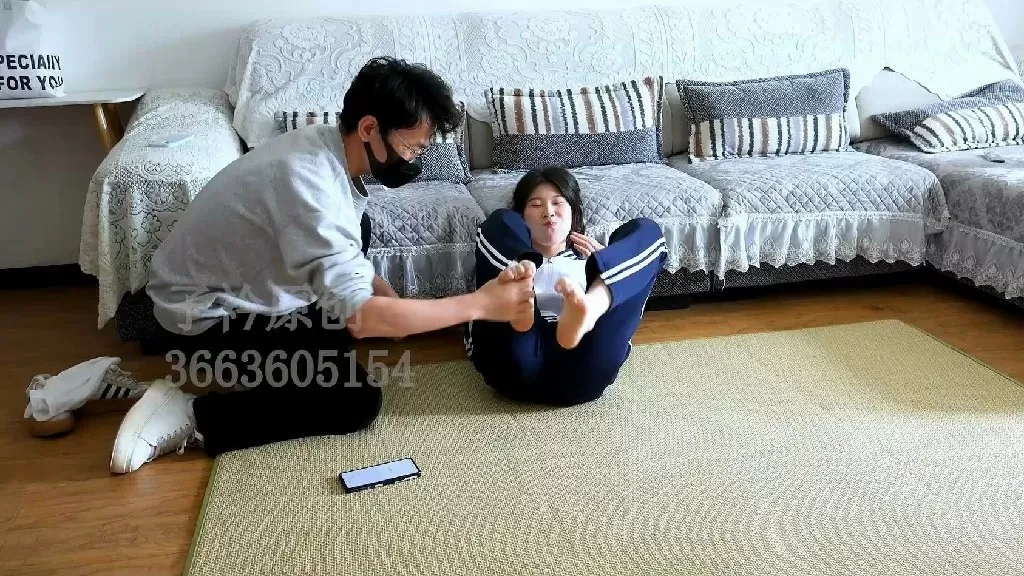 依依 游戏挑战 含水TK挠痒 背乘法口诀TK挠痒 吊手解镣铐 脚底猜字 (3).webp