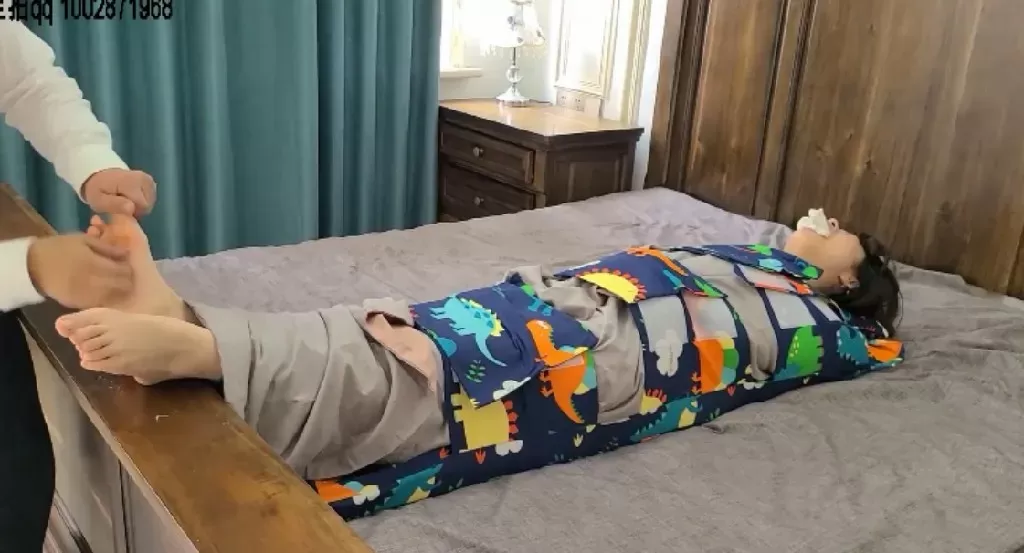 严厉惩罚问题女孩 固定TK  (2).webp