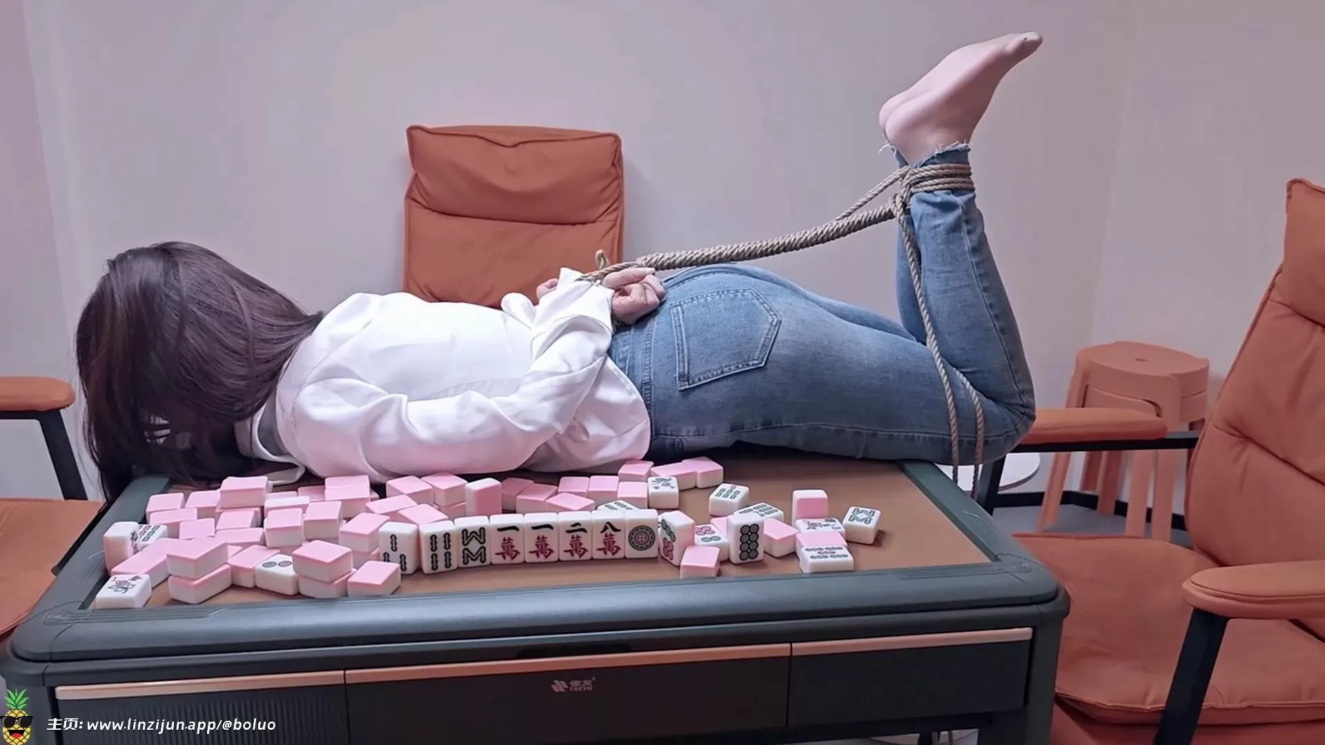 【菠萝摄影】【调教财务刘姐的真实故事】第十三集：麻将馆偷玩 (5).webp