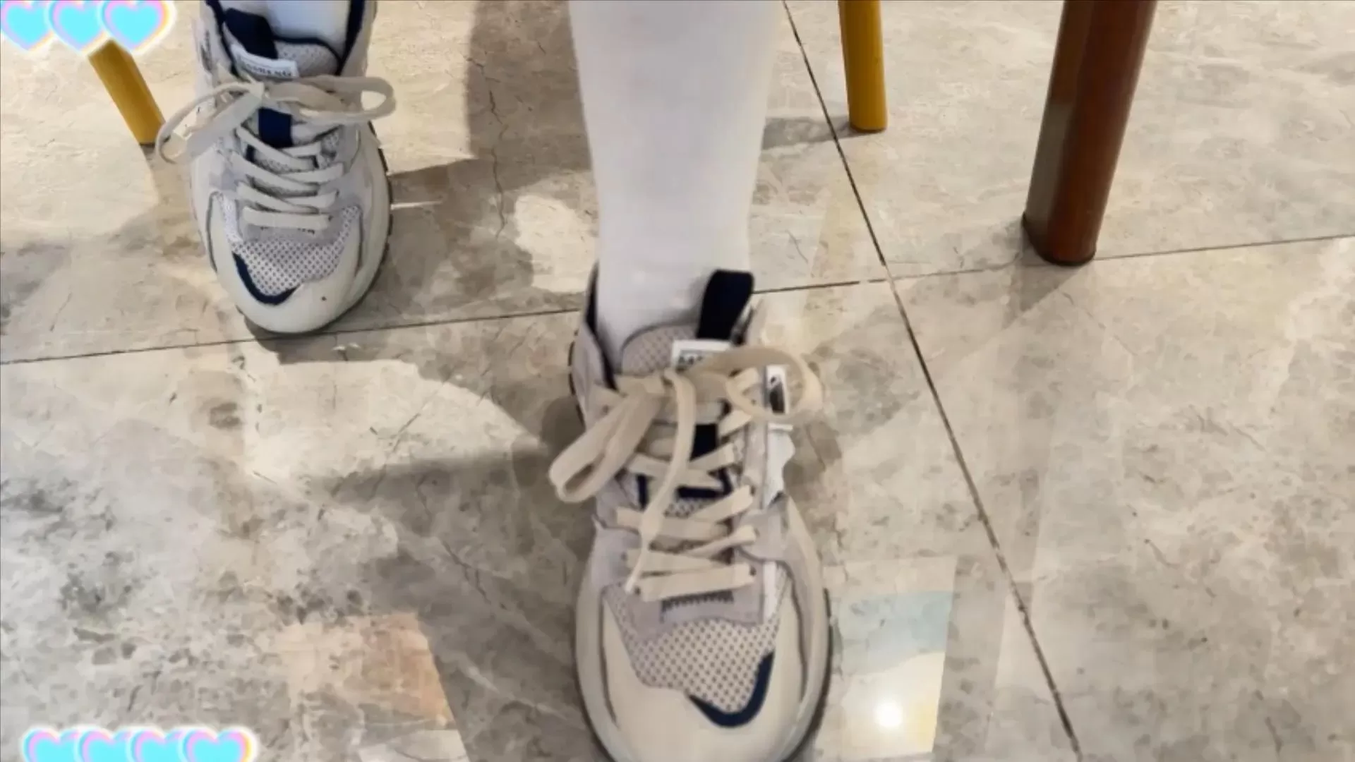 TK穿了一天运动鞋-漂亮女老板 (2).webp