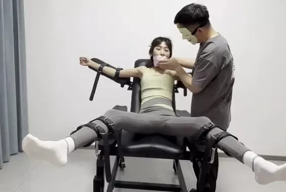 绑在检查床上 被肆 分开所有脚趾长时间挠脚心 (1).webp