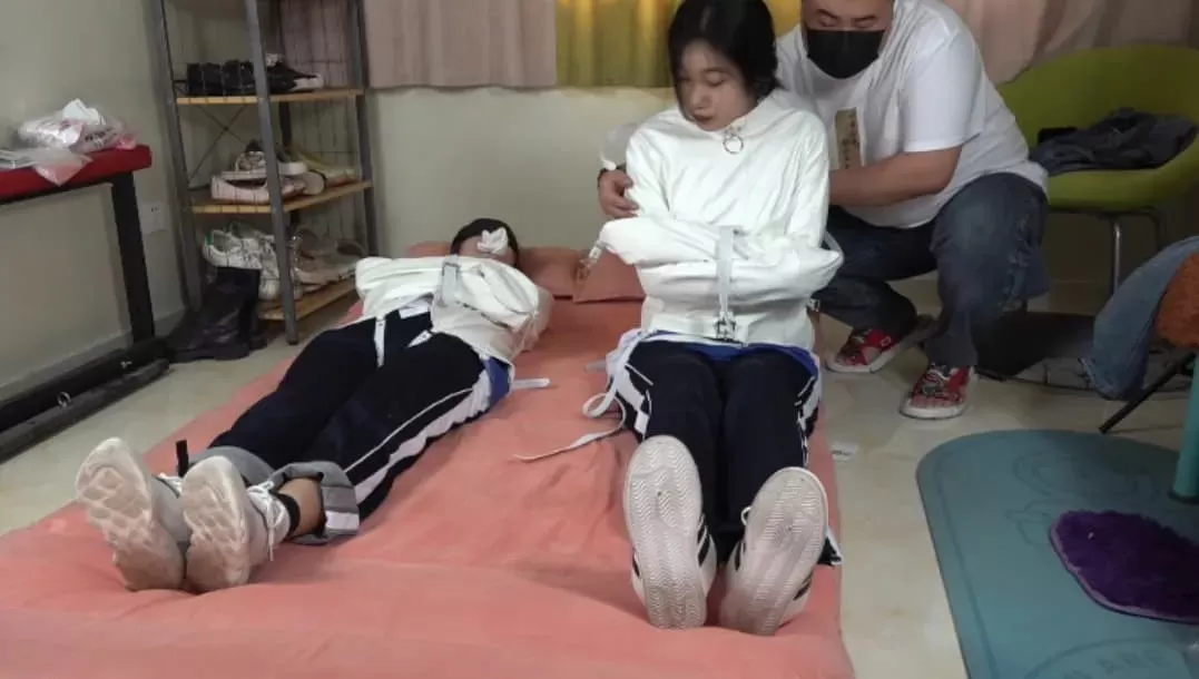 尘冰定拍，女大学生拘束衣tk，比较怕痒的 (2).webp