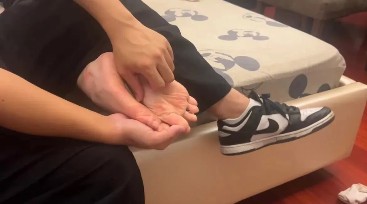 极品怕痒女友小脚 挣扎幅度大 值得推荐 (3).webp