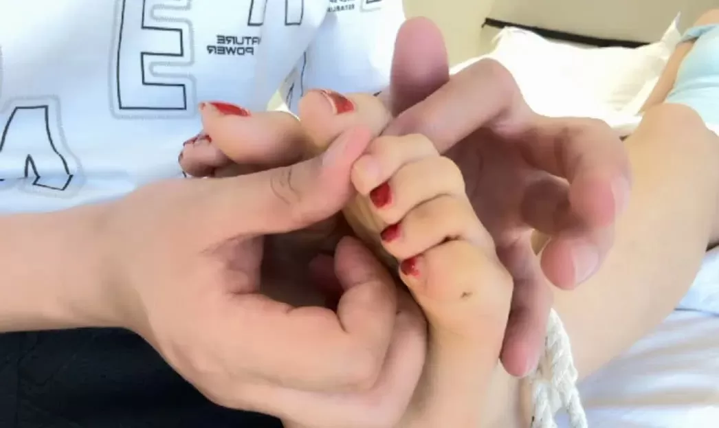 漂亮模特琳琳-脚趾缝怕痒TK (8).webp