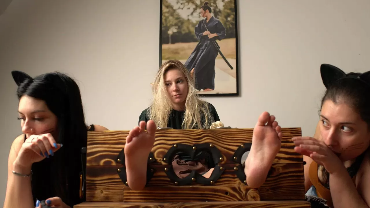 LovelyLaughTickling – Troubles in Middle Earth Part 2 玛丽被锁在足枷里拷问_2_0.webp