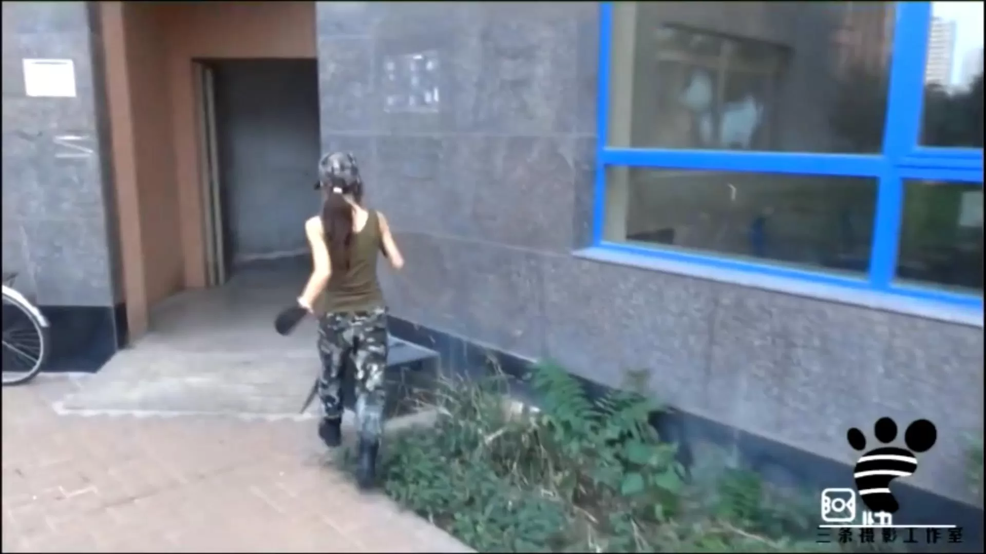 三条 - 整蛊俱乐部系列（三）倒霉的邂逅 挠银狐军装美女棉袜足底 挠哭了.mp4_20251210.webp