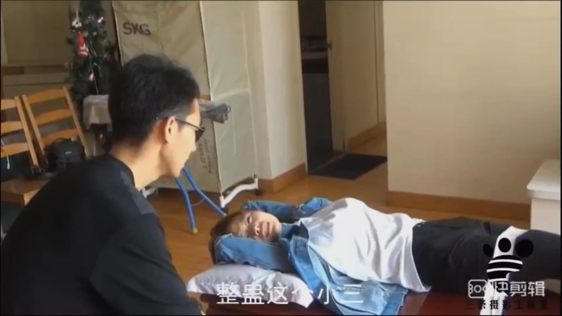 三条 - 整蛊俱乐部系列（二）整蛊背叛的小惠被抓住脱鞋TK.mp4_20251211_005615284.webp