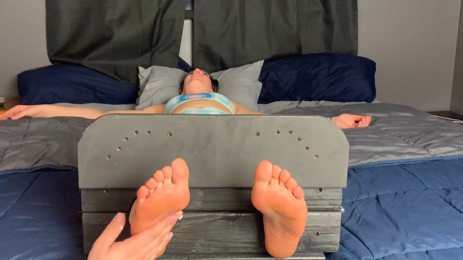 TheDevilsFootstool – Goddess Alex Toe-Tied and Tickled.mp4_snapshot_04.12.033.webp