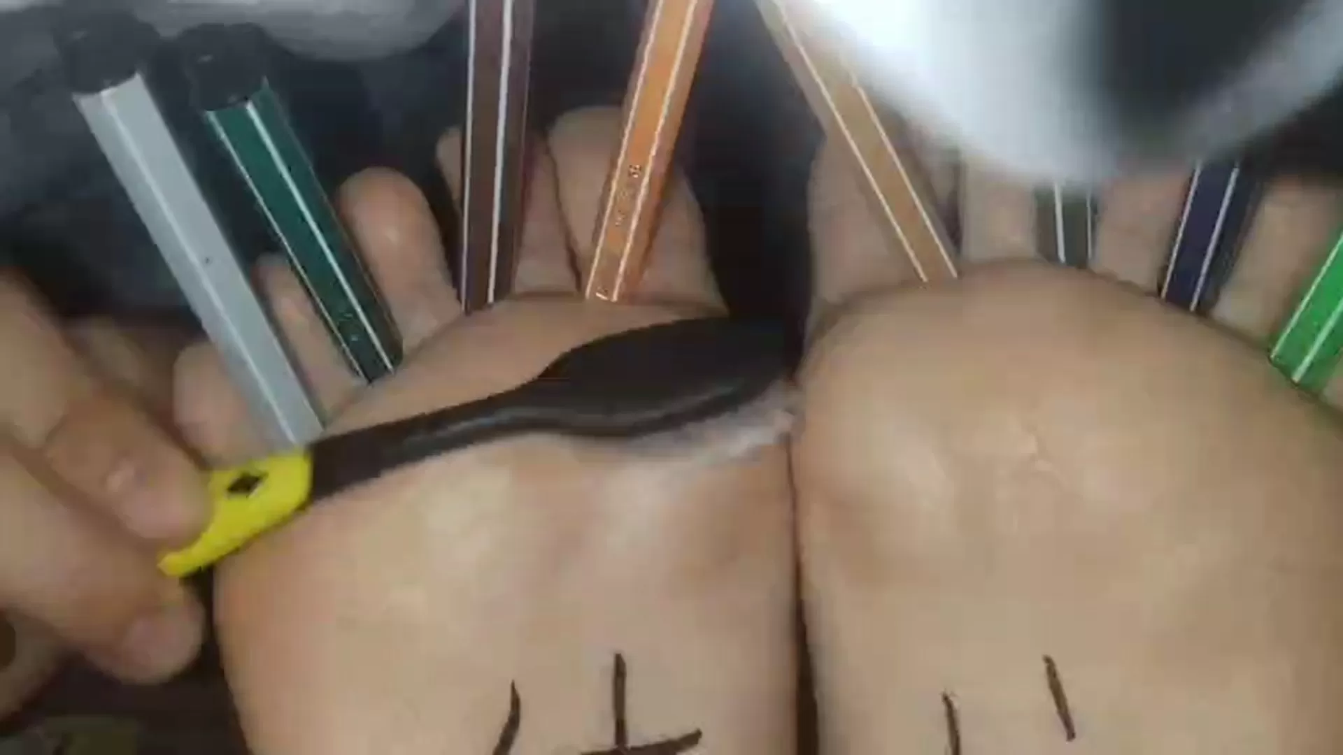 每一根脚趾缝都塞满笔铅笔-不知名自挠.mp4_snapshot_04.10.146.webp