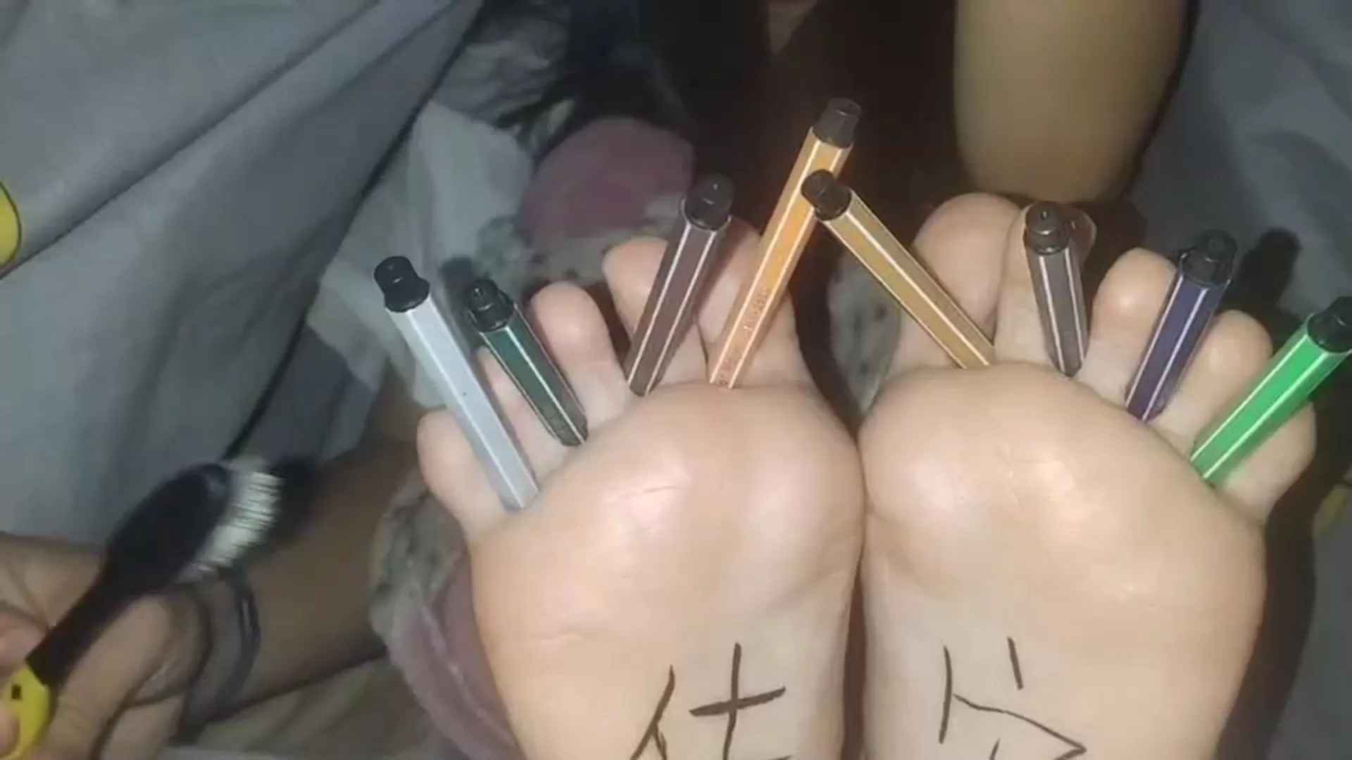 每一根脚趾缝都塞满笔铅笔-不知名自挠.mp4_snapshot_04.27.241.webp