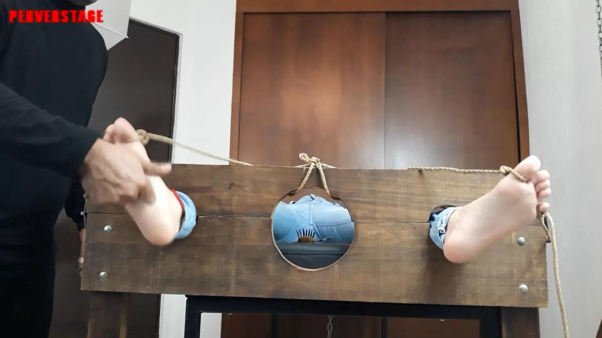 Perverstage - Sweaty Feet of Skater Girl.mp4_snapshot_02.50.423.webp