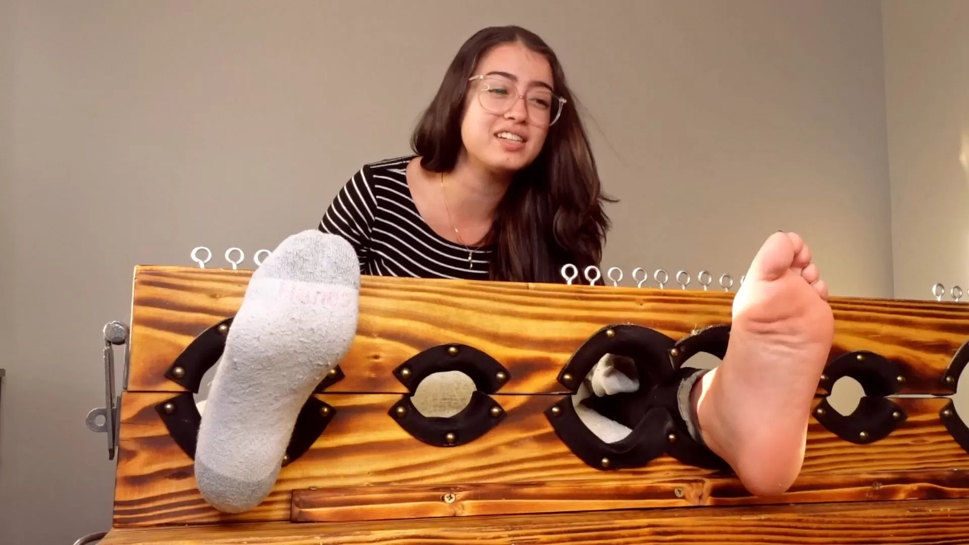 TheTickleRoom – Bella Feetures Spread Foot Tickle “The Real First Time”.mp4_s.webp