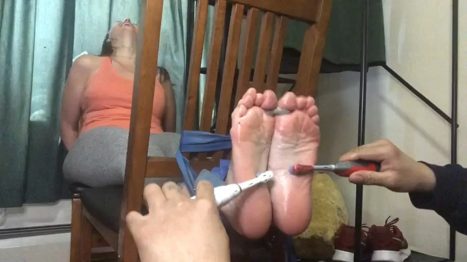 TheBKTickler – Claudia’s tickle torture – feet.mp4_snapshot_11.39.000.webp