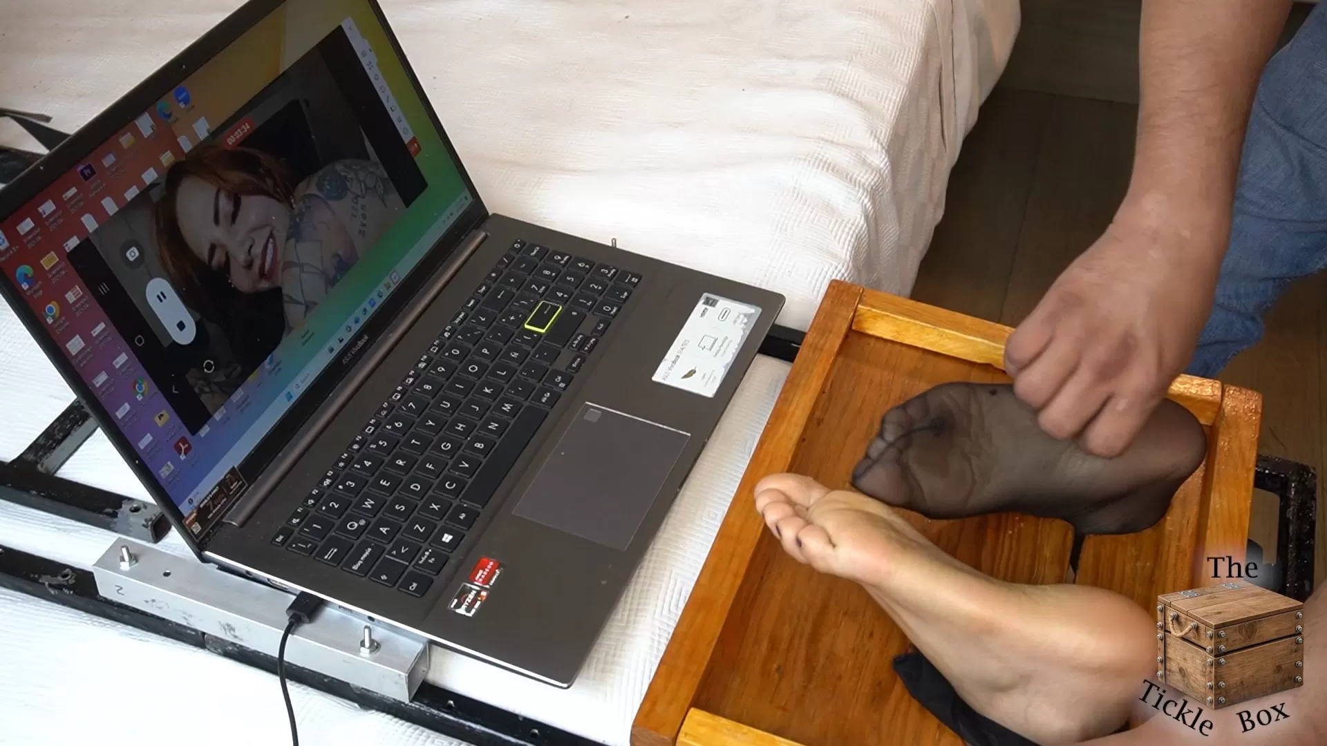 TheTickleBox – Sarah has sensitive feet.mp4_snapshot_02.00.086.webp