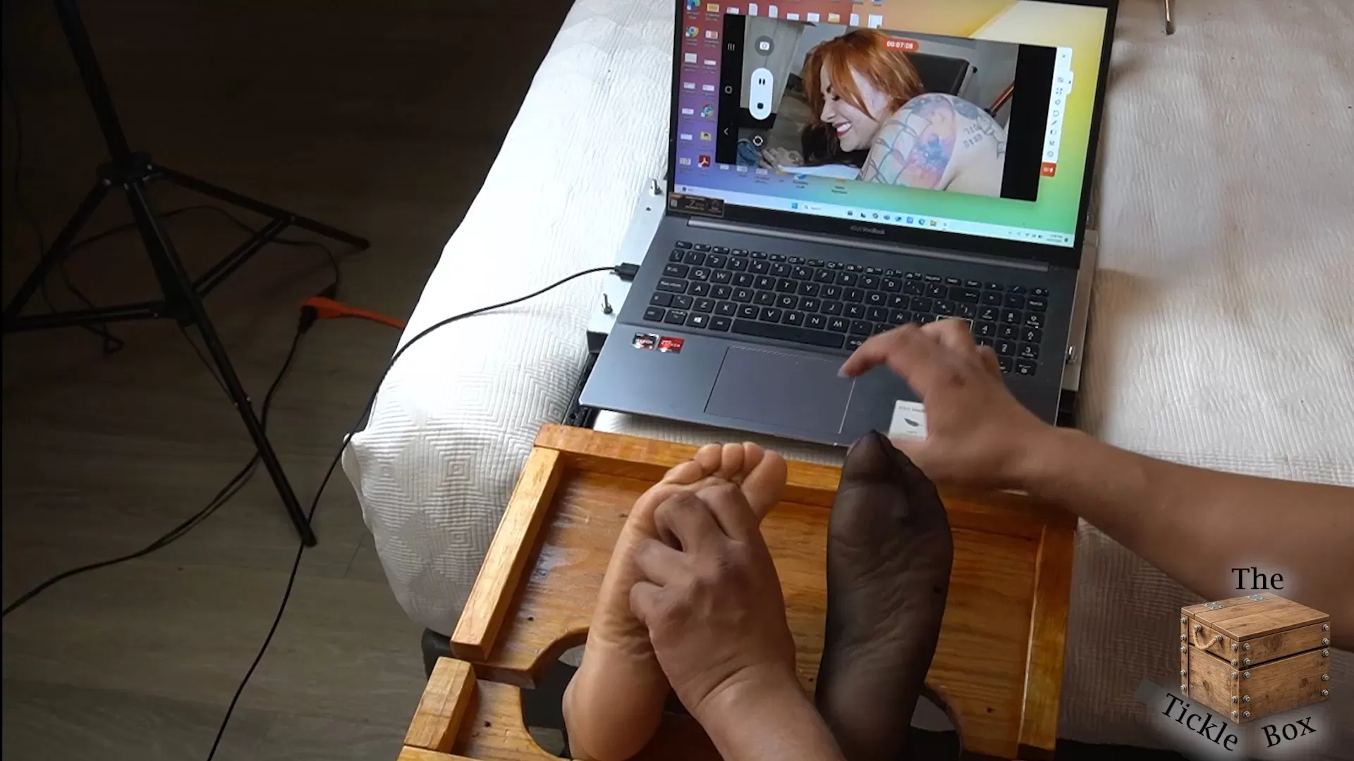 TheTickleBox – Sarah has sensitive feet.mp4_snapshot_04.10.016.webp