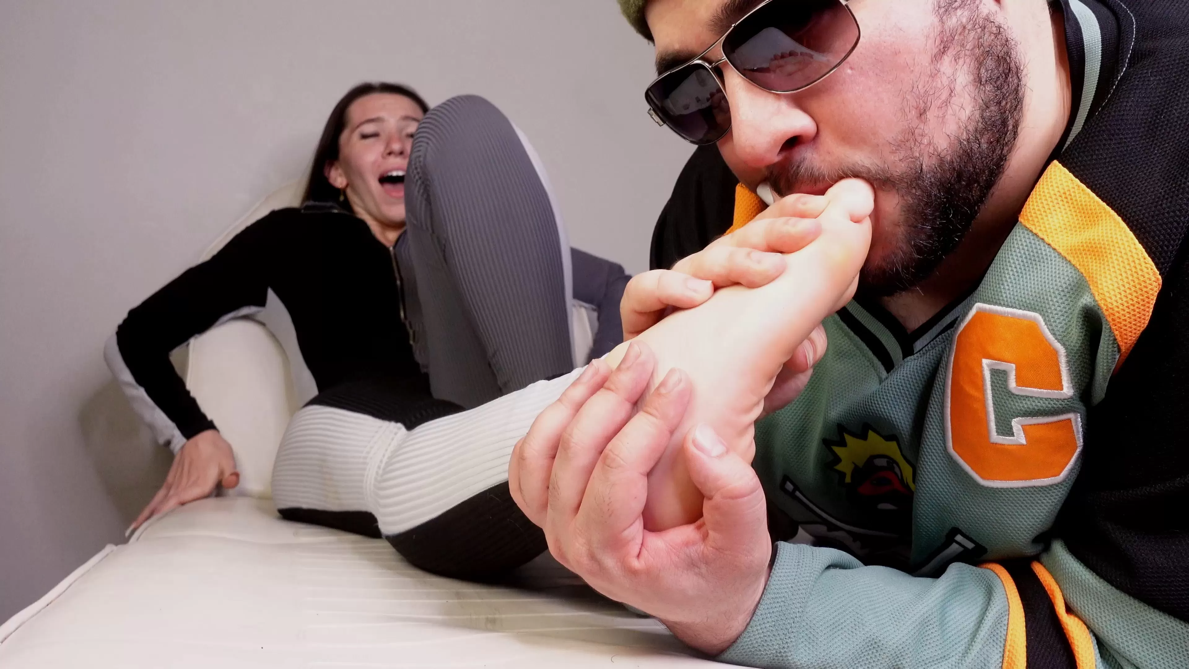 TheFootRoom – Nicoles Hysterical Lickle Tickle.mp4_snapshot_02.21.141.webp