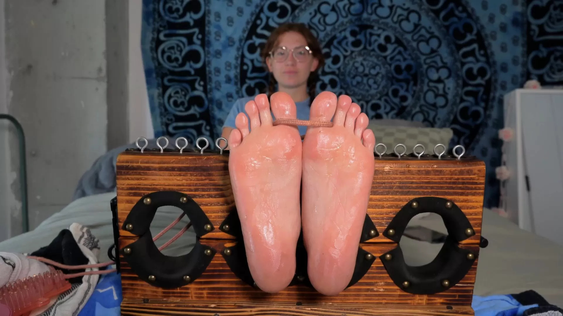 TheTickleRoom – Ivys Telephone Foot Tickle!.mp4_snapshot_09.54.260.webp
