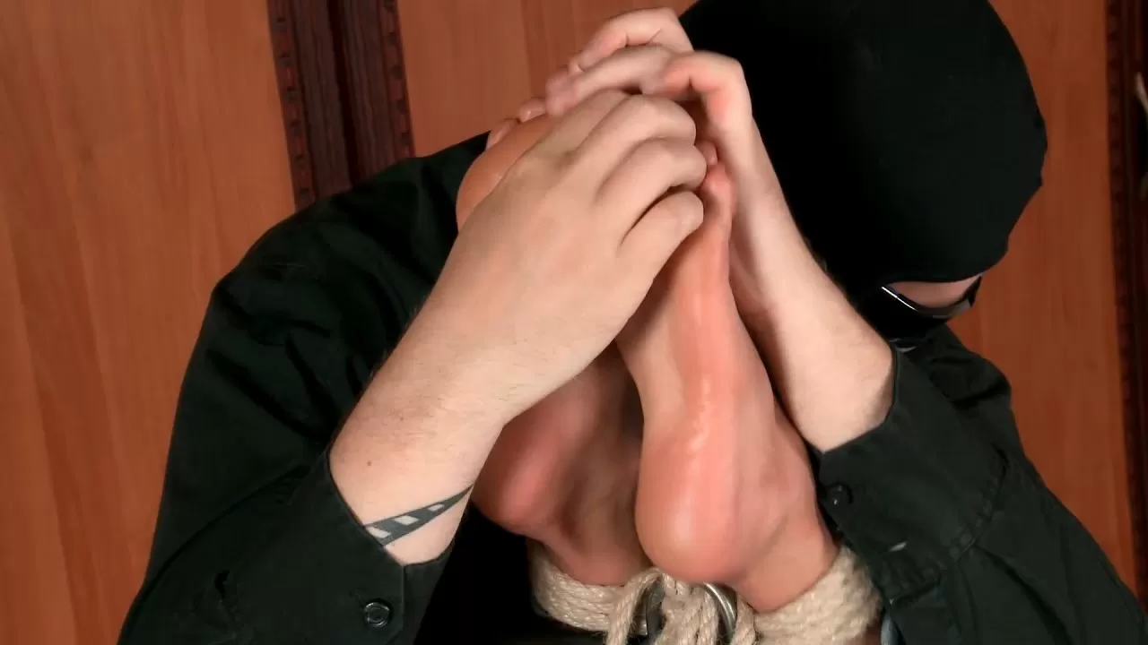 Tickling-Submission - Tickler gets barefoot Susanne.mp4_snapshot_03.11.858.webp