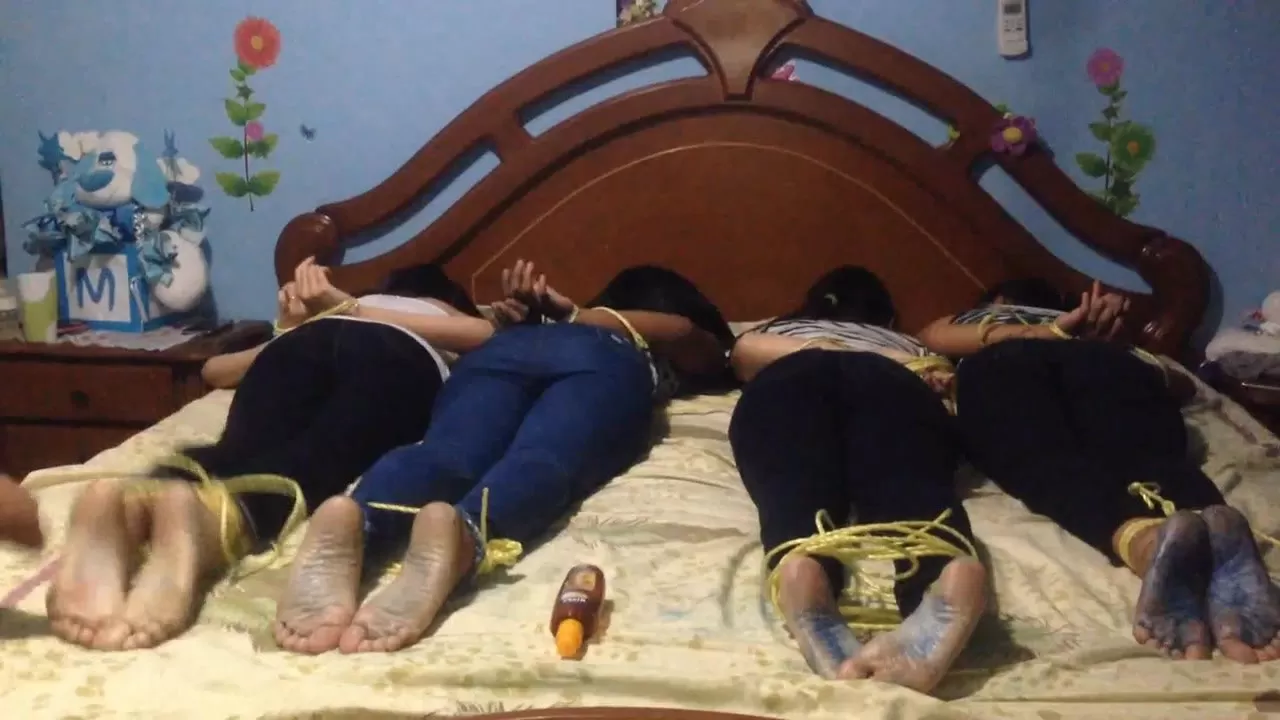 HomeMadeCosquillas - Bleu feet tickle challenge, Four girls.0005 - 00-03-49.webp