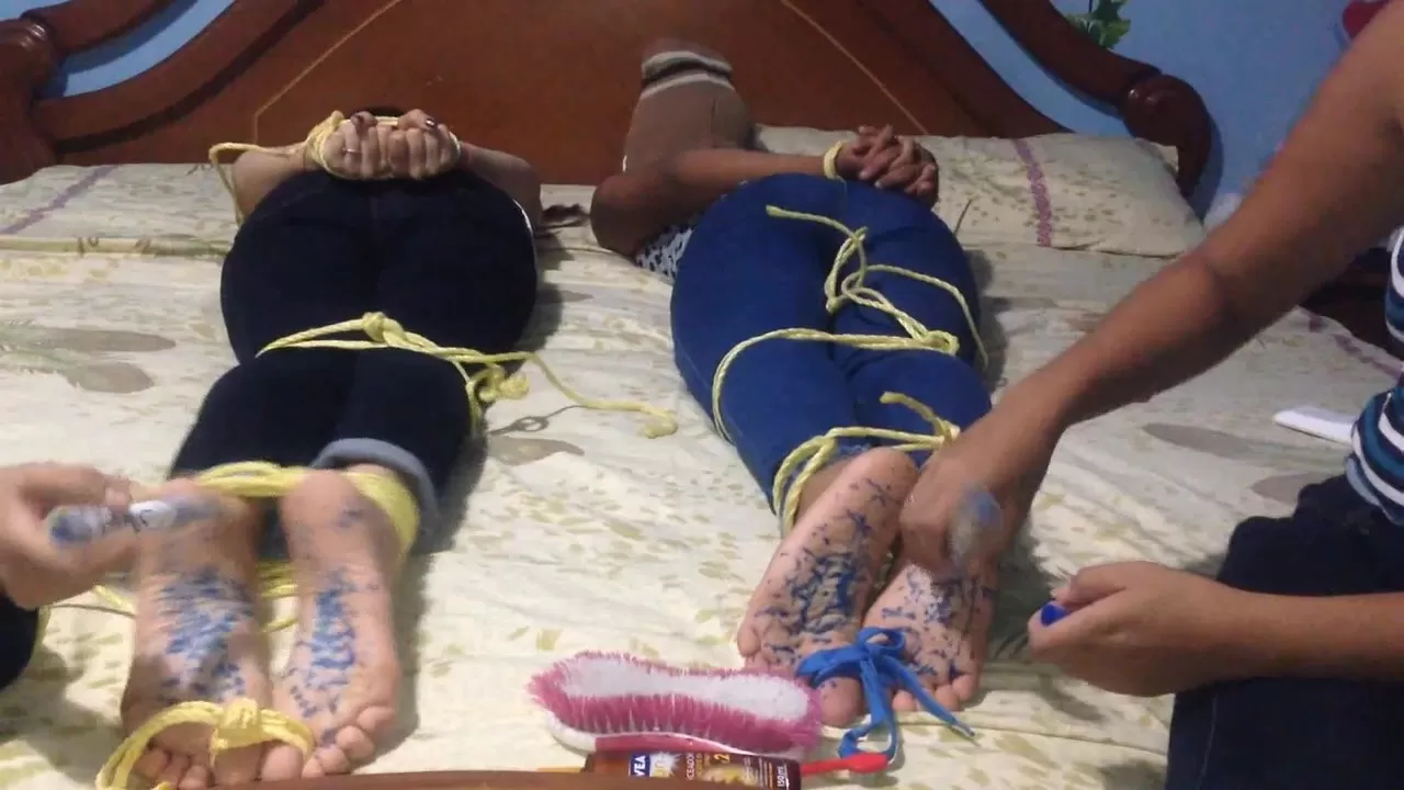 HomeMadeCosquillas - Bleu feet tickle challenge, Vicky and Ariana's turn.00.webp