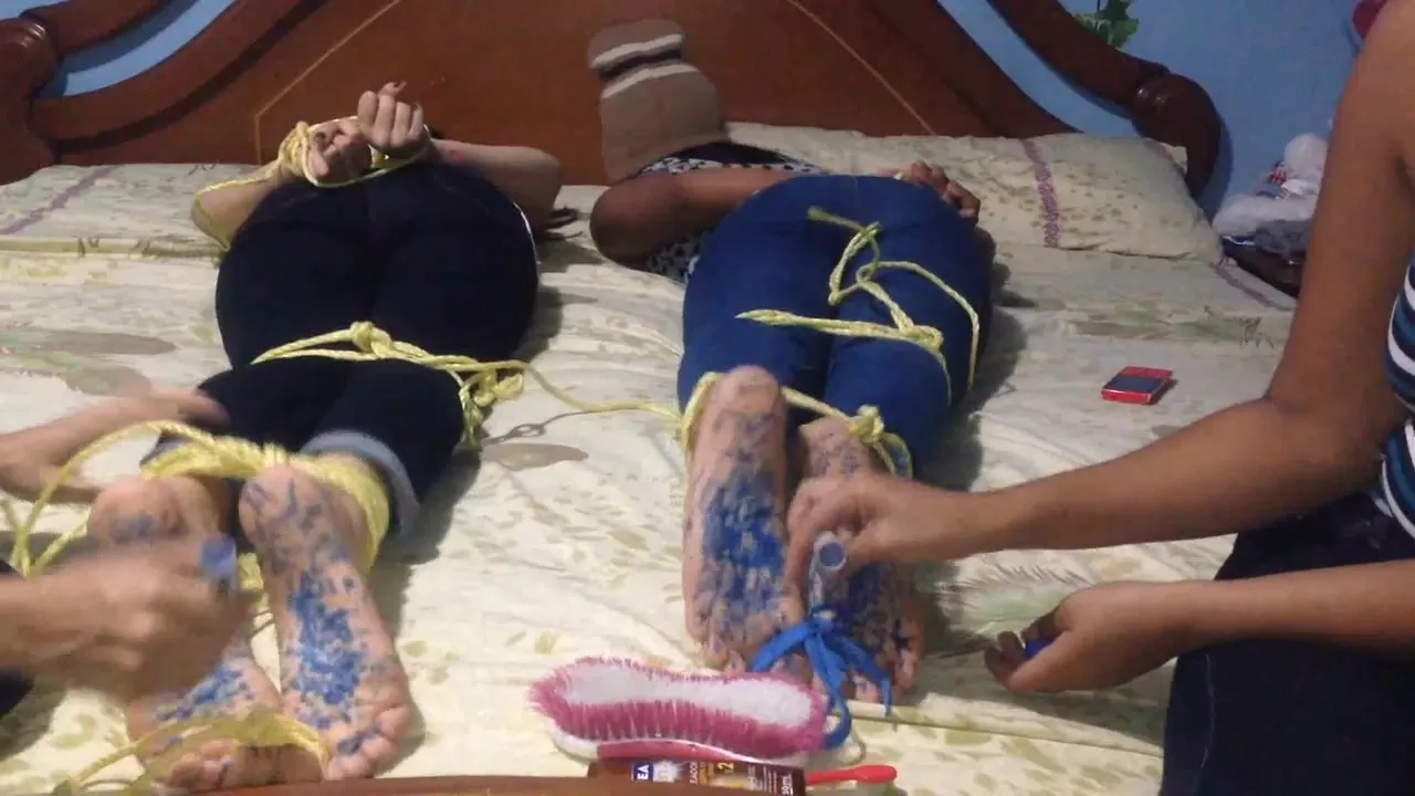 HomeMadeCosquillas - Bleu feet tickle challenge, Vicky and Ariana's turn.00.webp