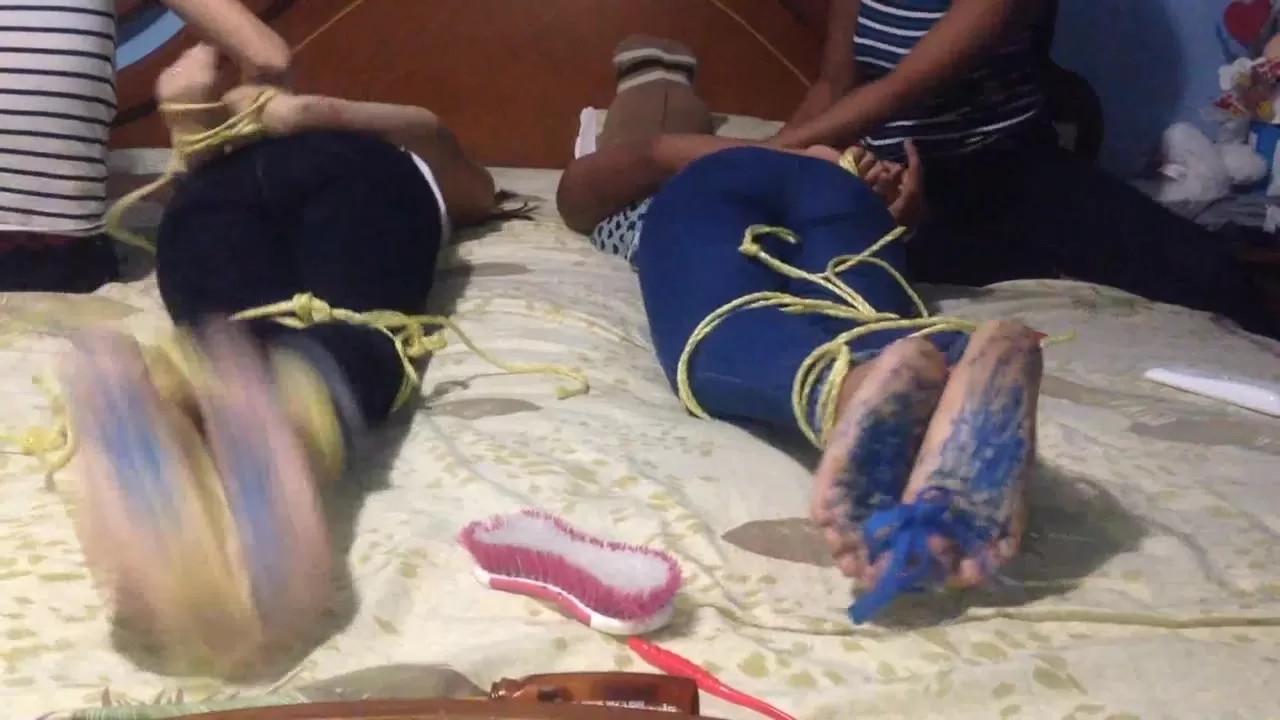HomeMadeCosquillas - Bleu feet tickle challenge, Vicky and Ariana's turn.00.webp
