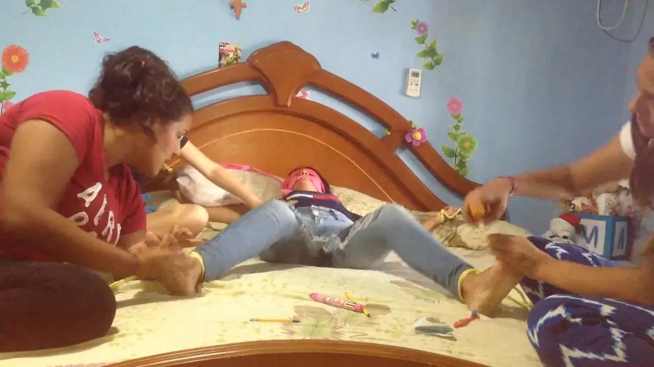 HomeMadeCosquillas - Escape or tickle torture! Ariana's turn.0004 - 00-05-01.webp