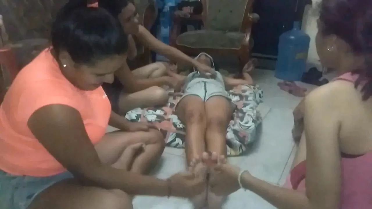 HomeMadeCosquillas - Tickle challenge 4 girls, Turn of the mysterious girl.0002 .webp