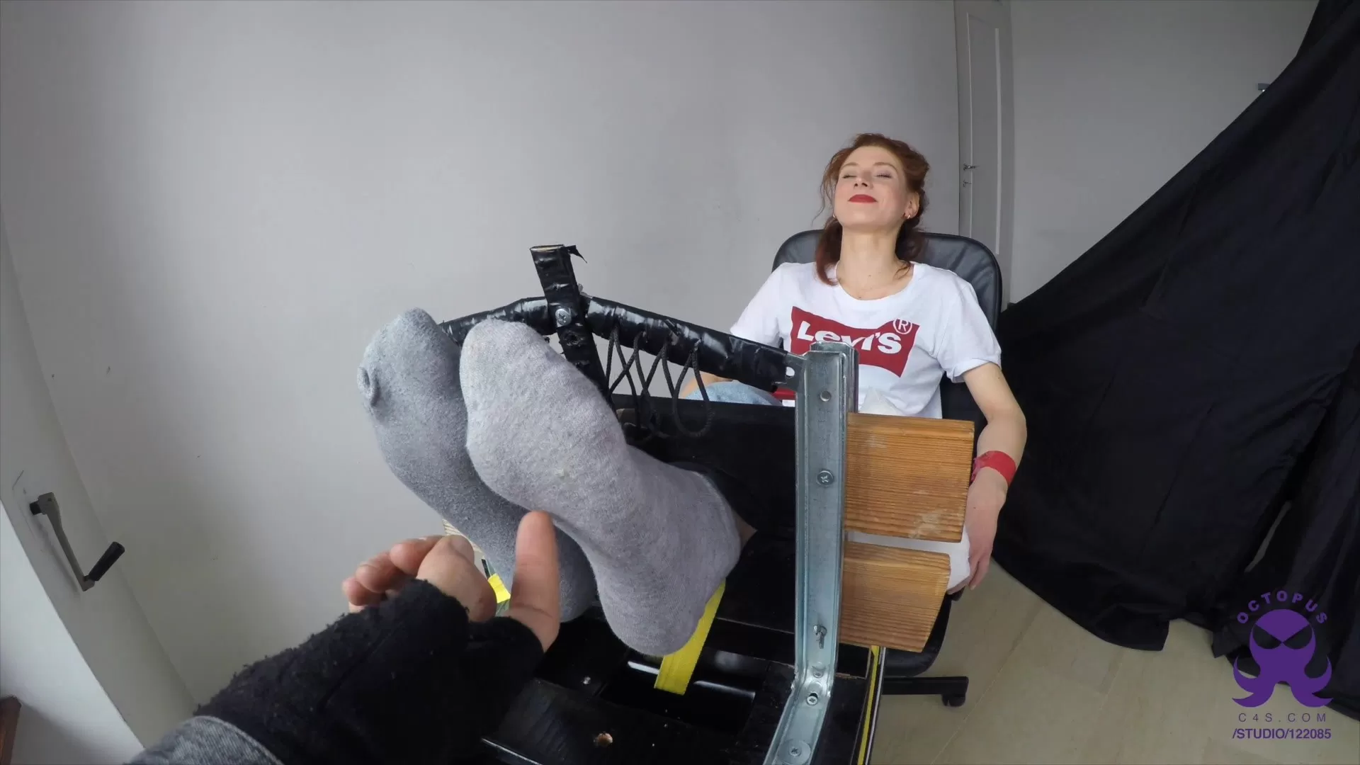 Octopus – Redhead Dancer – Feet in the Stocks – First Time Giulia.0000 - 00-00-40.webp