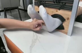 和妹子玩威胁银行卡密码，妹子痒到破防玩不下去