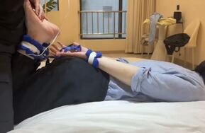 被报复的男大 电击脚底求饶（在线播）