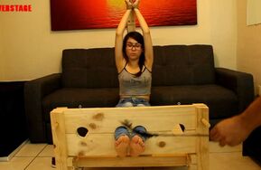 Perverstage – Small feet traped in the stock