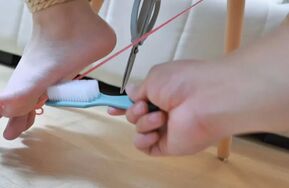 歹徒对19岁女高-狠狠惩罚下你的玉足 尤其是你的脚趾