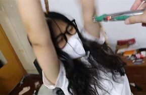 【优异眼镜女兼职的噩梦】虞琳想兼职模特的高挑女生，被双手吊着绑了起来挠痒