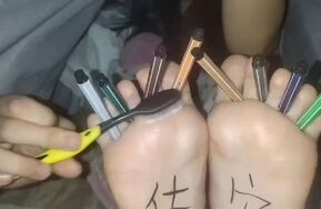 【在线播】每一根脚趾缝都塞满笔铅笔-不知名自挠
