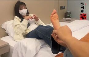 00后素人小可爱第一次体验TK挠痒！