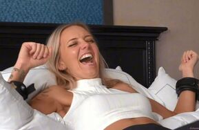 【中文字幕】气质金发姐姐被医生欺骗挠痒折磨